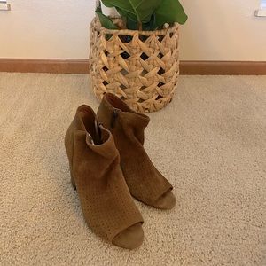 Jessica Simpson size 7 Suede bootie